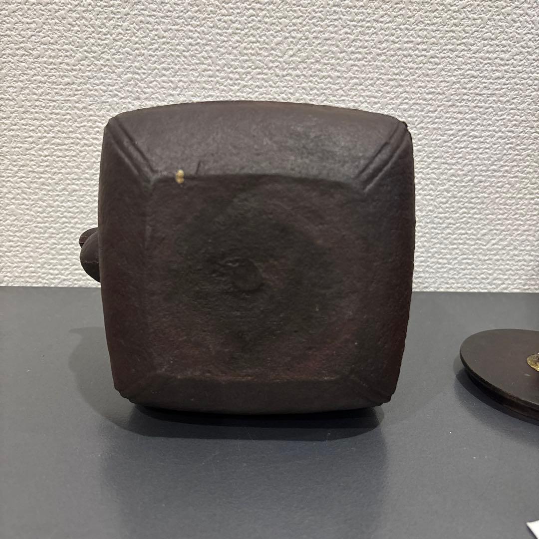 龍文堂造　四角形の鉄製鉄瓶