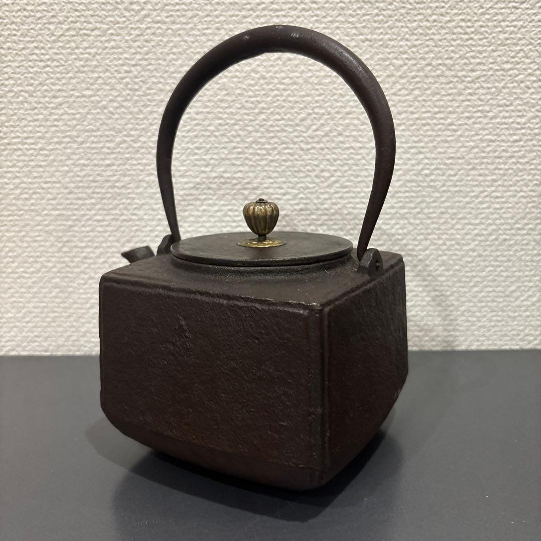 龍文堂造　四角形の鉄製鉄瓶