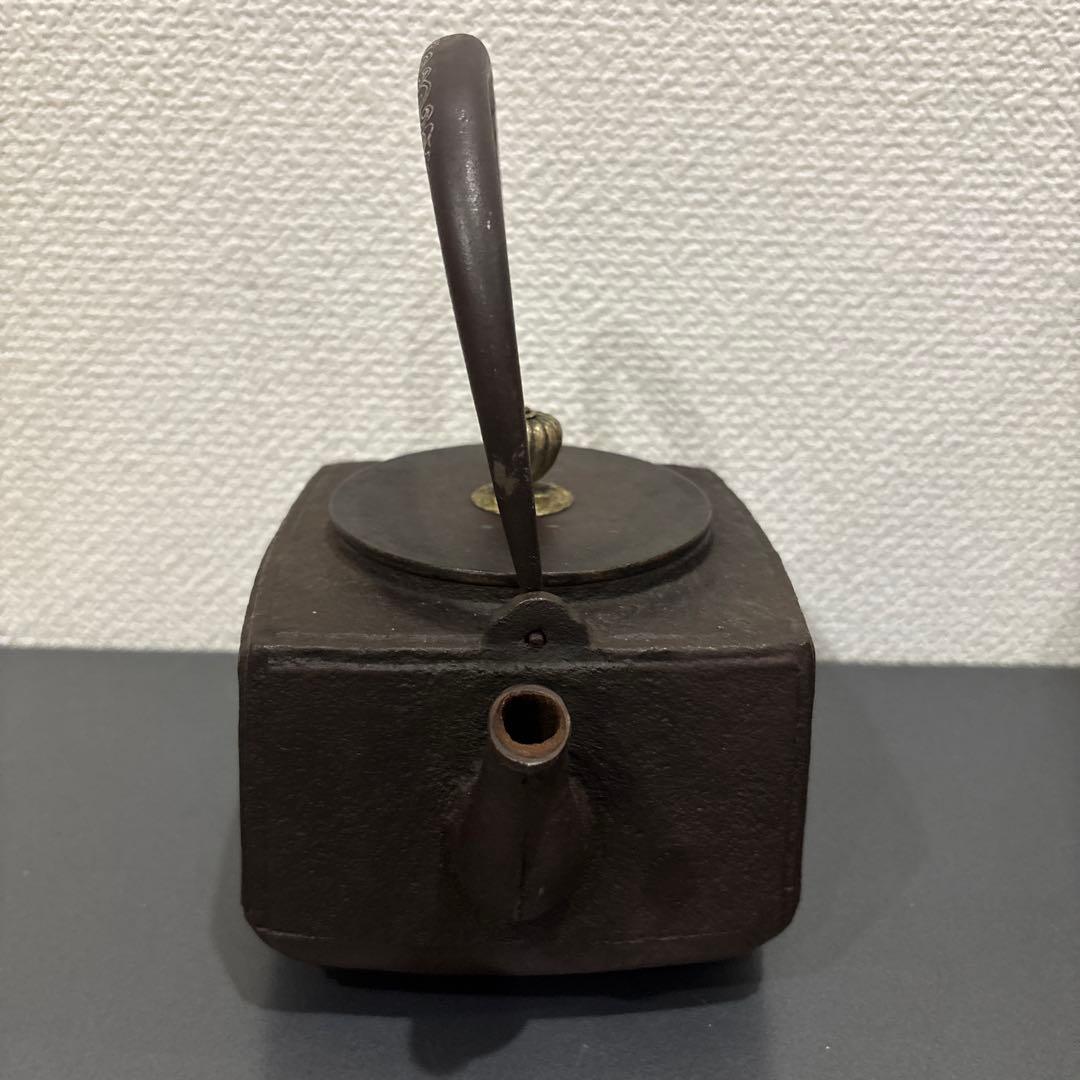 龍文堂造　四角形の鉄製鉄瓶