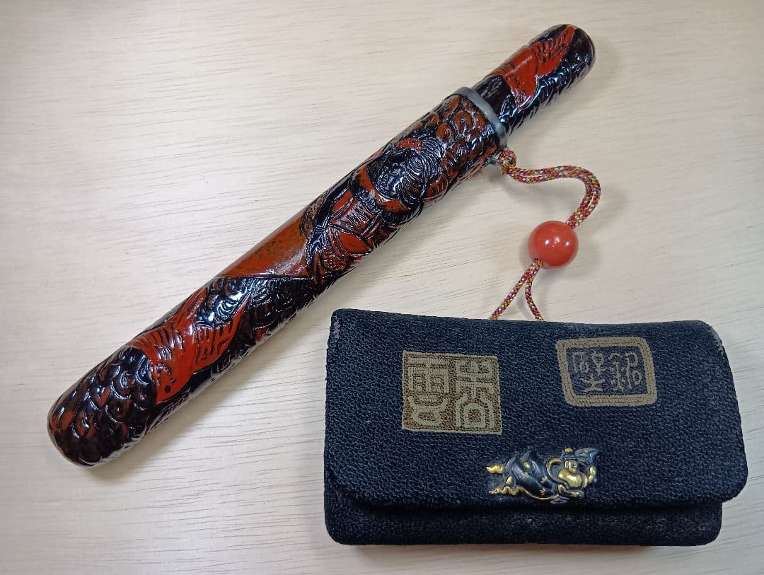 煙草入れ相良刺繍天女前金具／天女漆煙管筒