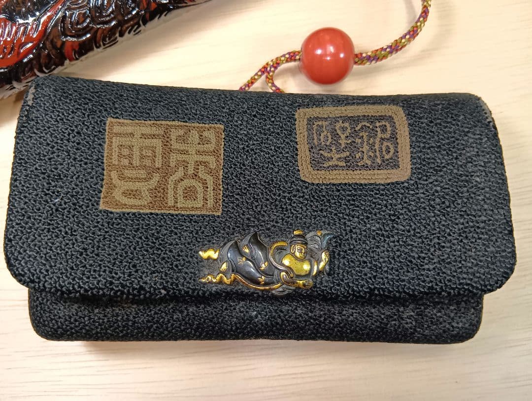 煙草入れ相良刺繍天女前金具／天女漆煙管筒
