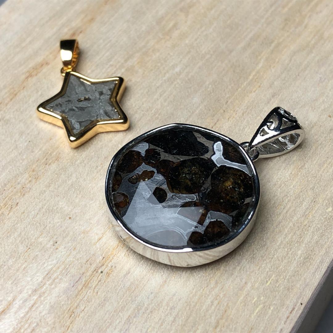 パラサイト隕石　アルタイ隕石 ペンダントトップ　隕石　2点 重さ約8ｇ　共箱