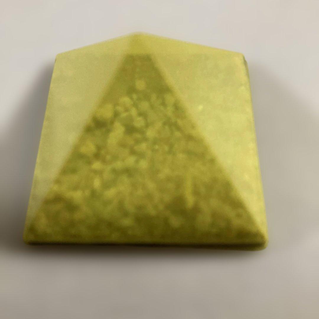 黄金のファラオ展記念ピラミッド(中にピラミッド建設用の原石)