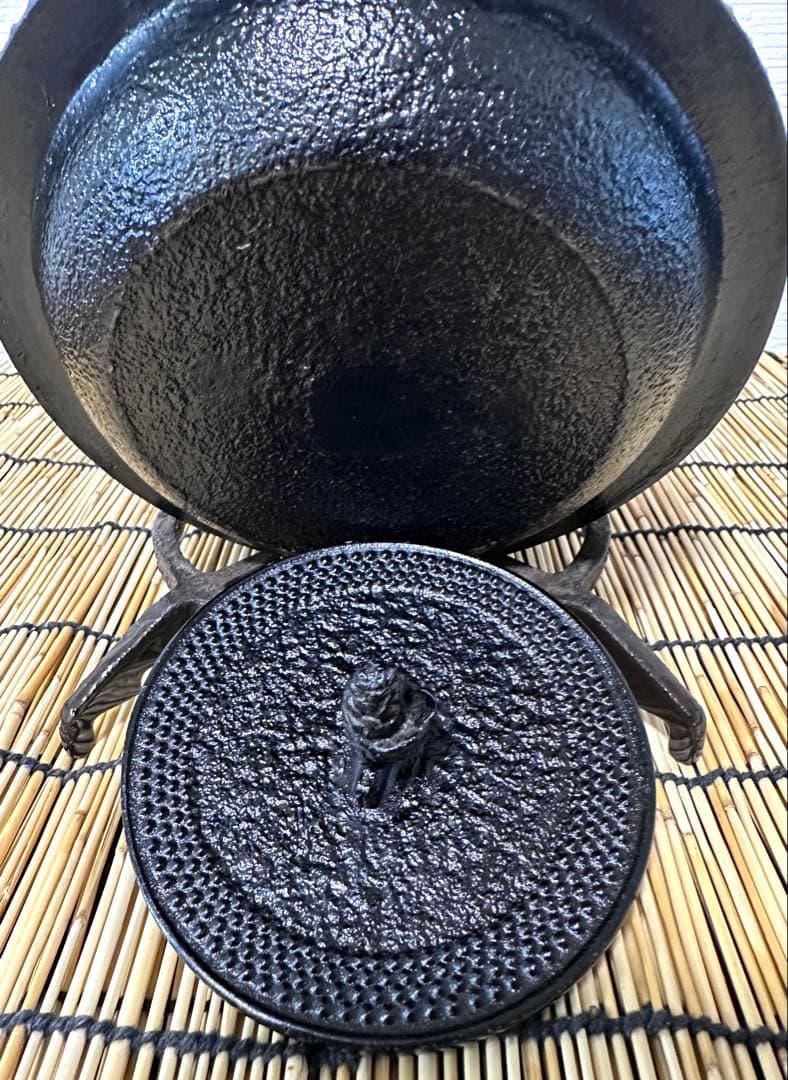 未使用品、供箱、付属品付　南部岩鋳造　１８型万代アラレ　南部鉄瓶　南部鉄器