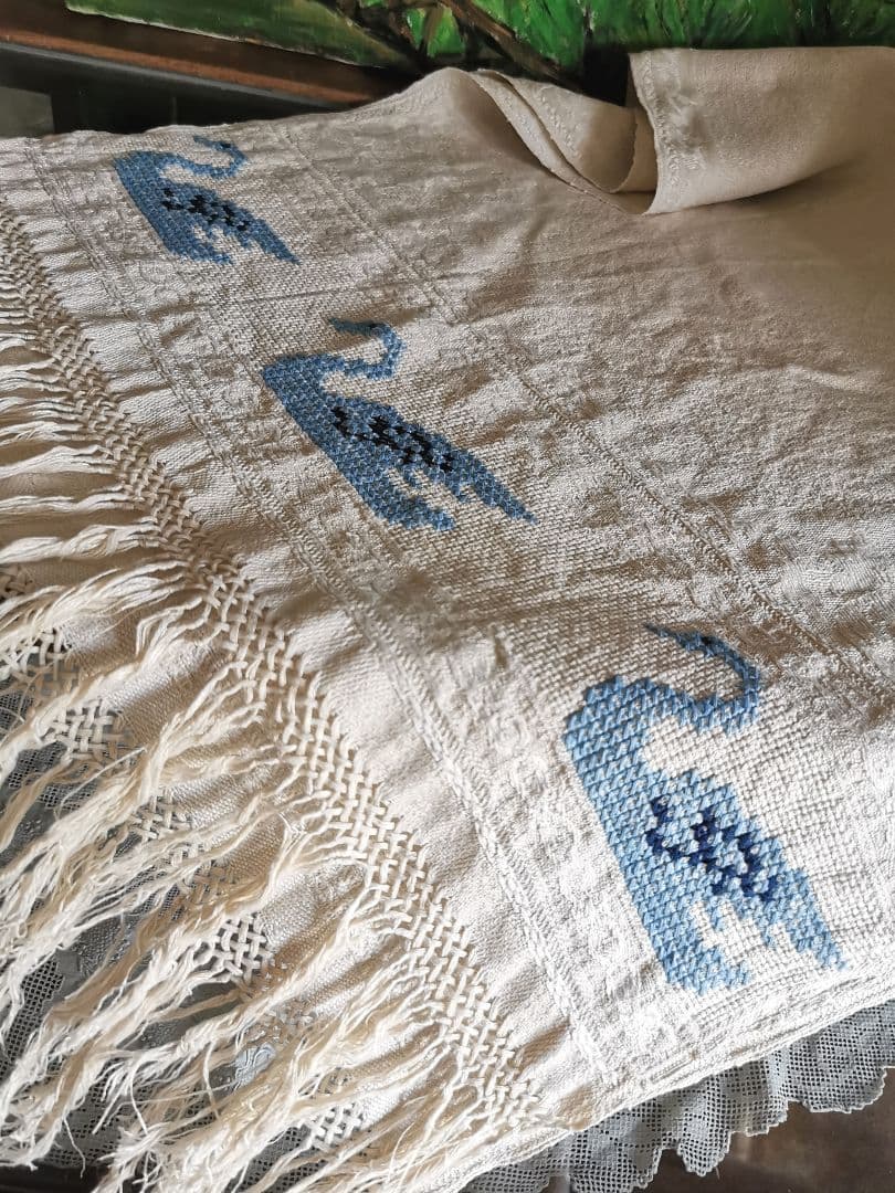 アンティークイタリア ダマスク織地模様リネン 水色のスワン クロスステッチ刺繍