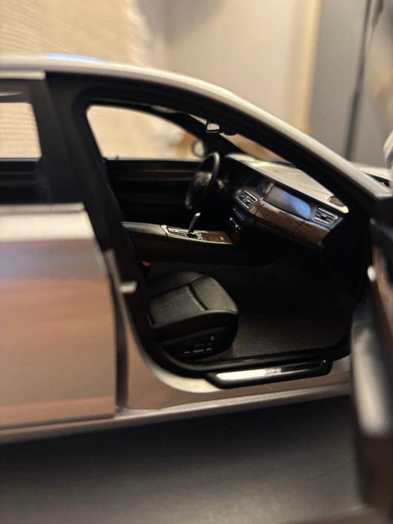 BMW 7シリーズ ミニカー 1/18 シルバー