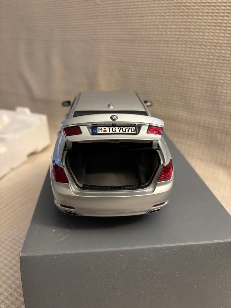 BMW 7シリーズ ミニカー 1/18 シルバー