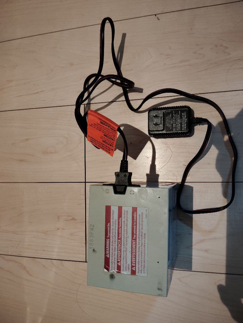 ２人乗りの外車の子供用電動カー、キャデラック エスカレード