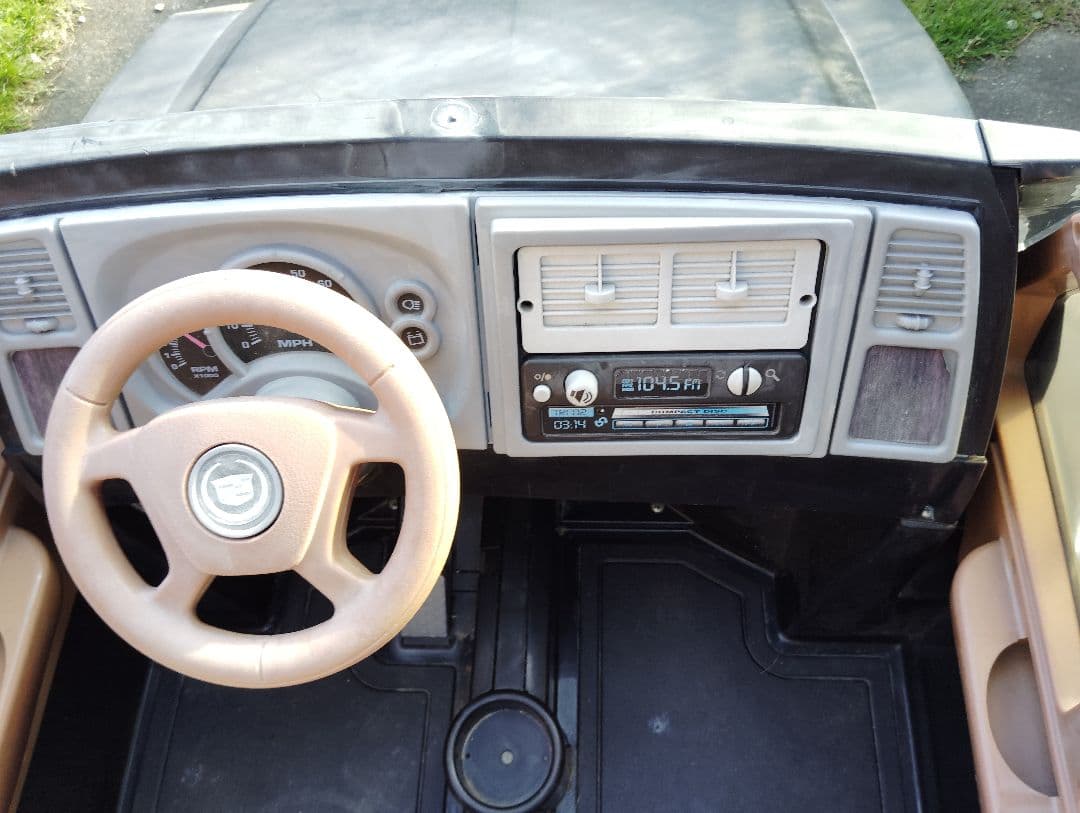 ２人乗りの外車の子供用電動カー、キャデラック エスカレード