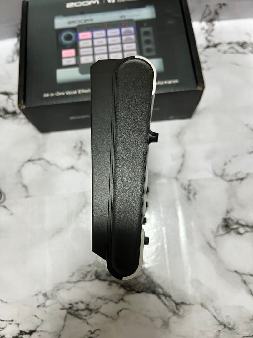 極美品！ZOOM V3ボーカルエフェクトプロセッサー「別売りの電源アダプター付」