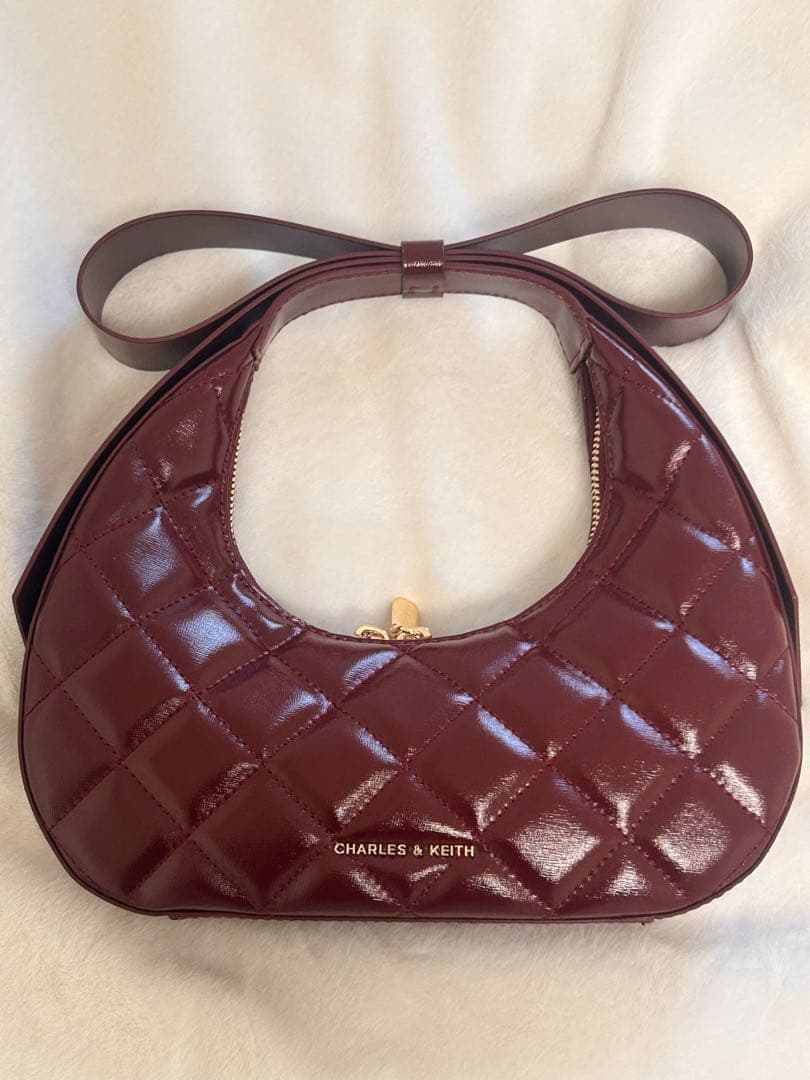 チャールズアンドキース クレセントバッグ