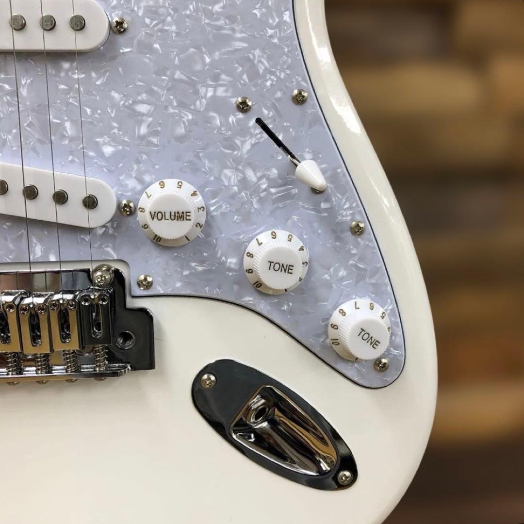 【美品】　エレキギター　 Squier（スクワイヤー）　ストラトタイプ　ホワイト