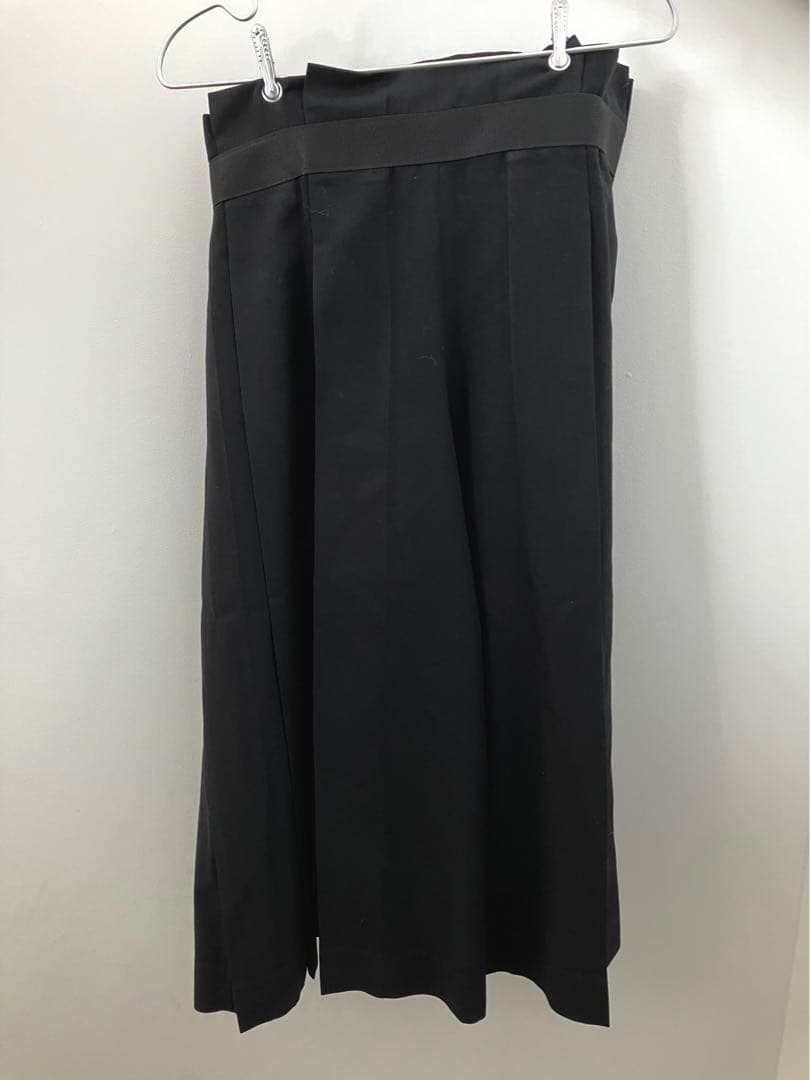 ミーイッセイミヤケ　黒のバックル付きキュロットパンツ