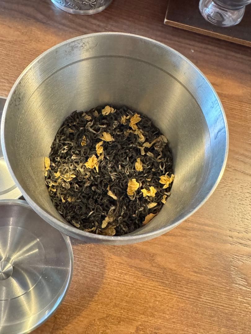 多福純錫製製円筒形茶容器 彫刻デザイン