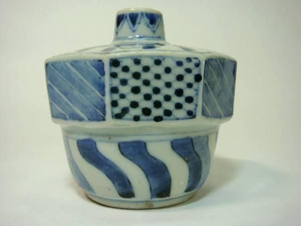 花瓶■古い伊万里 古い染付花器 手描き幾何学模様 捻子紋 八角瓶 時代物 骨董■