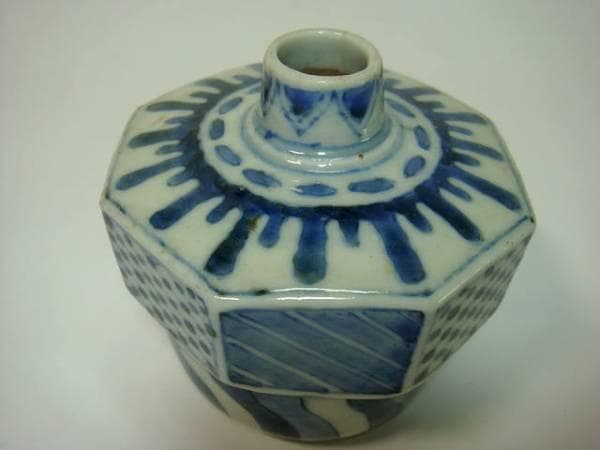 花瓶■古い伊万里 古い染付花器 手描き幾何学模様 捻子紋 八角瓶 時代物 骨董■