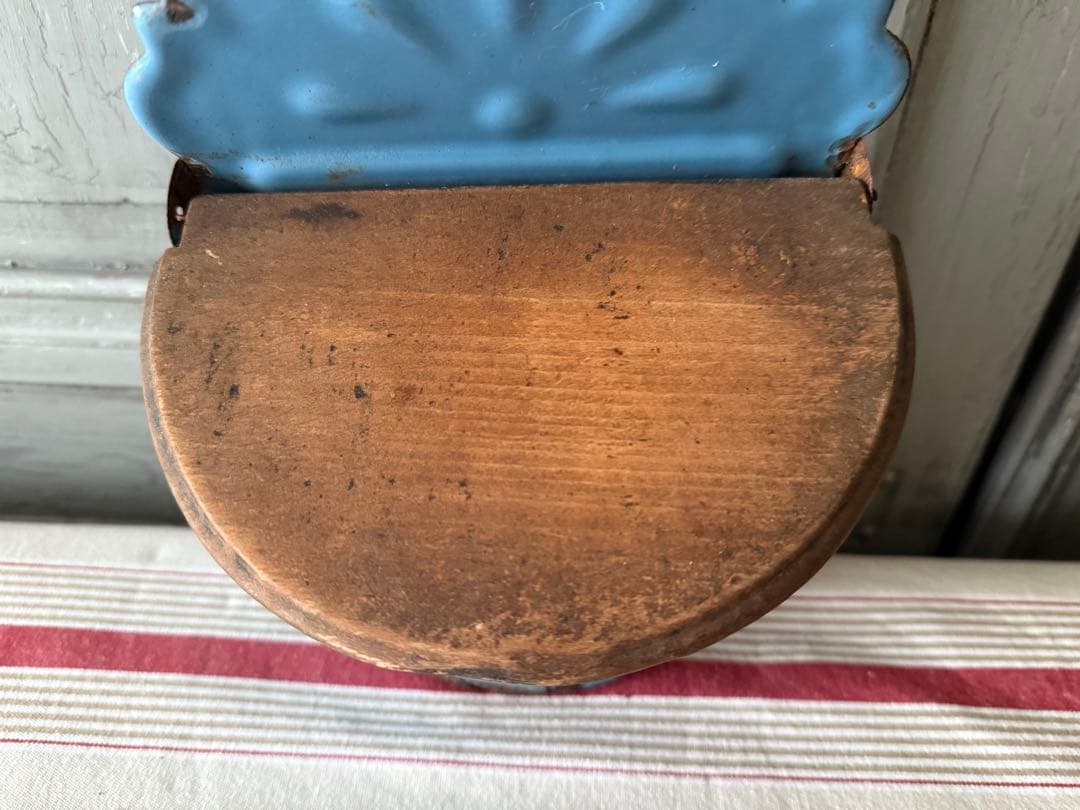 フランスアンティーク　ブルーのホーローのSEL缶