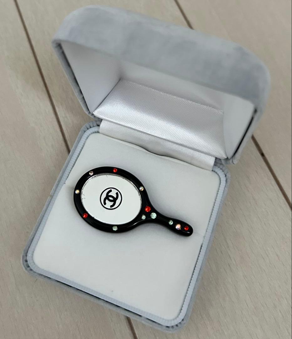 CHANEL ラウンドミラー型ブローチ