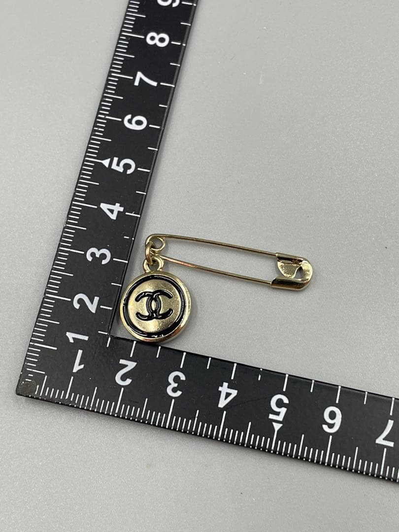 054 CHANEL 安全ピン型ブローチ
