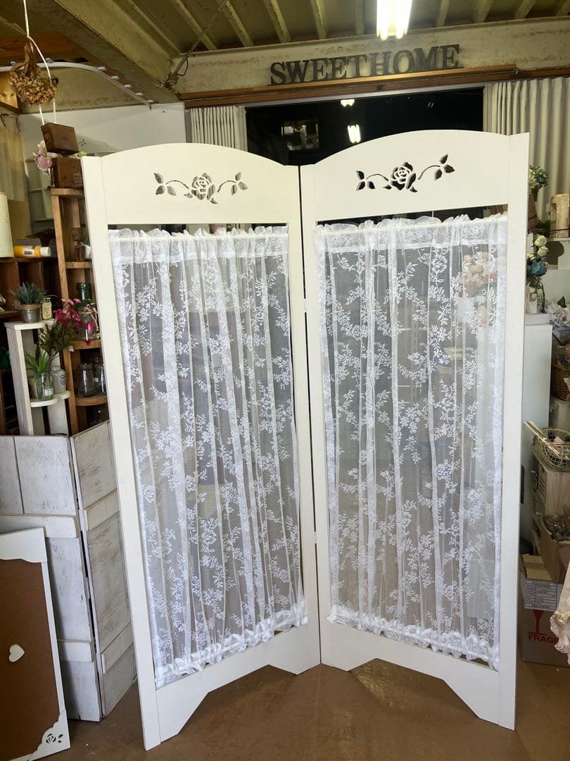 ホワイト木製パーテーション 2連 花模様レース付き