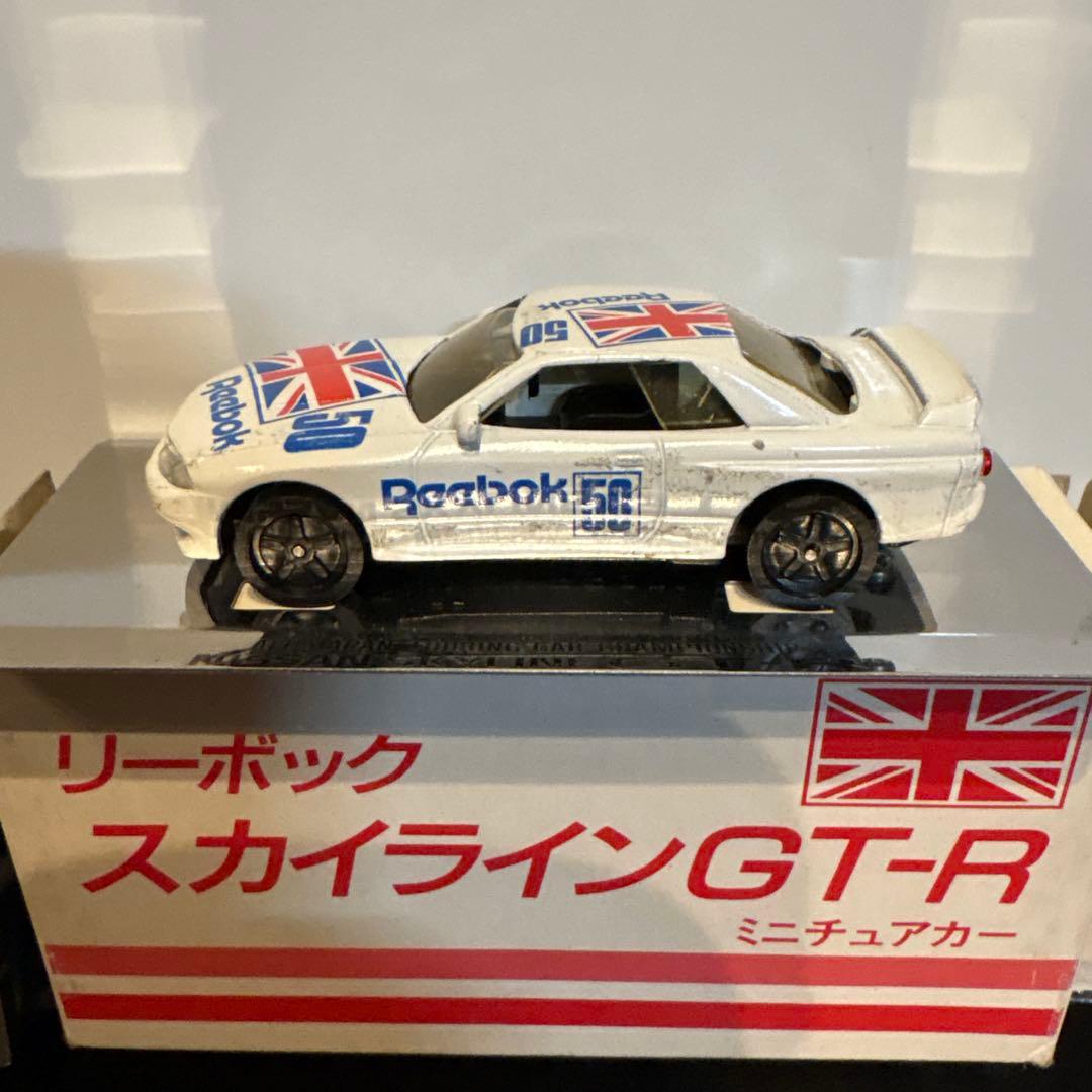 ニッサン　スカイラインGT-R エンジンパネルとおまけ