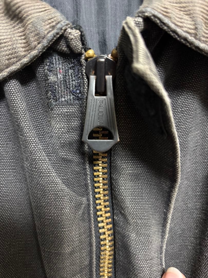 年末セールCarhartt ダークグレー デトロイトジャケット Jeff刺繍付き