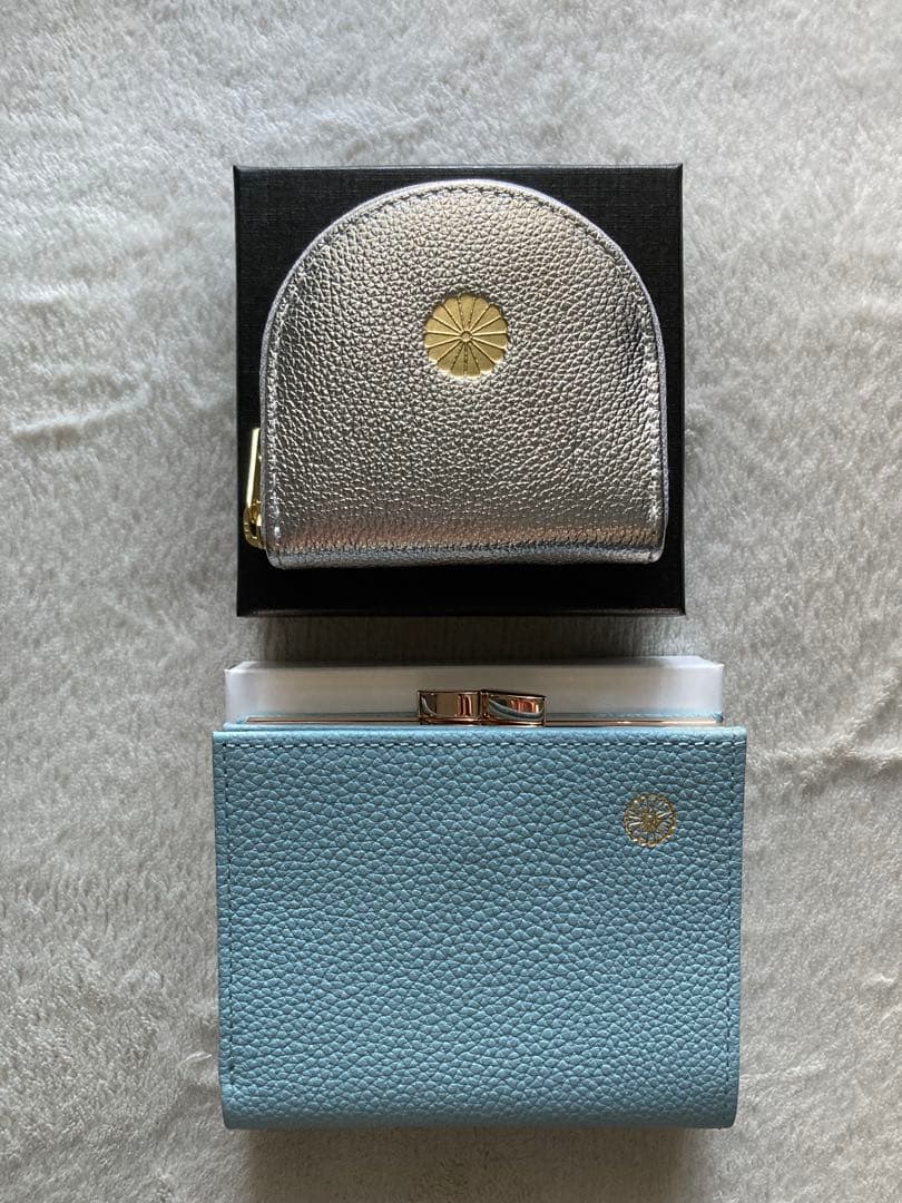 【皇居限定 菊の御紋入り】本革二つ折り財布 ライトブルー & 小銭入れ シルバー