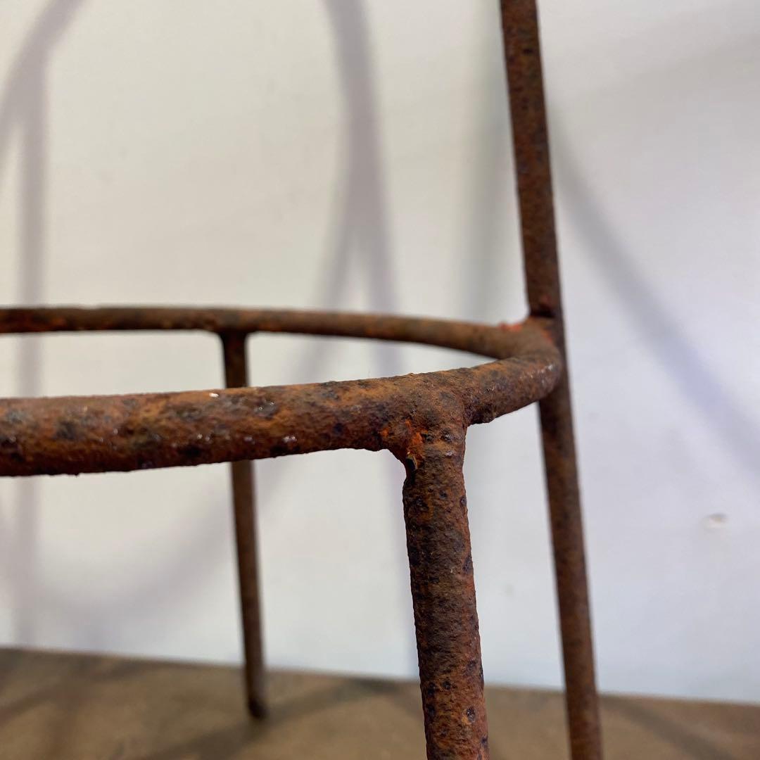 錆びた鉄の六本脚二段スタンド