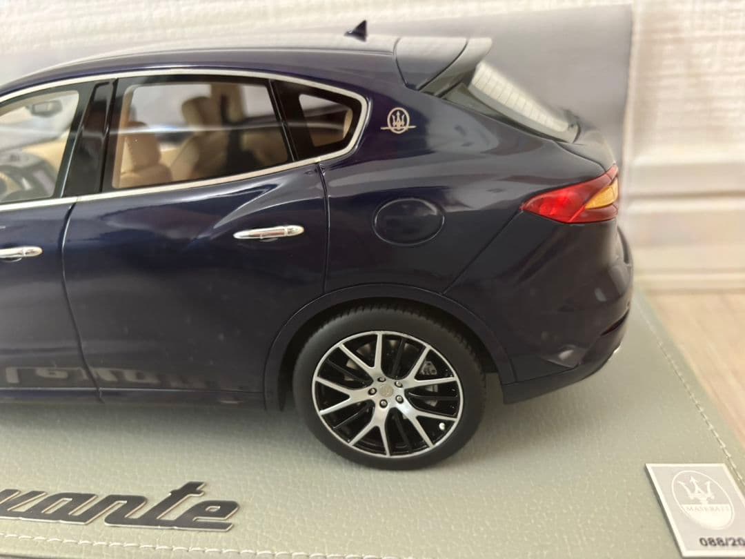マセラティ　レヴァンテ ミニカー 1/18　ブルーパッシオーネ