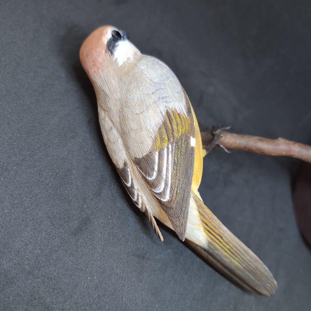 リアルな木製の野鳥　「モズ」　 木彫りの野鳥　バードカービング　野鳥彫刻