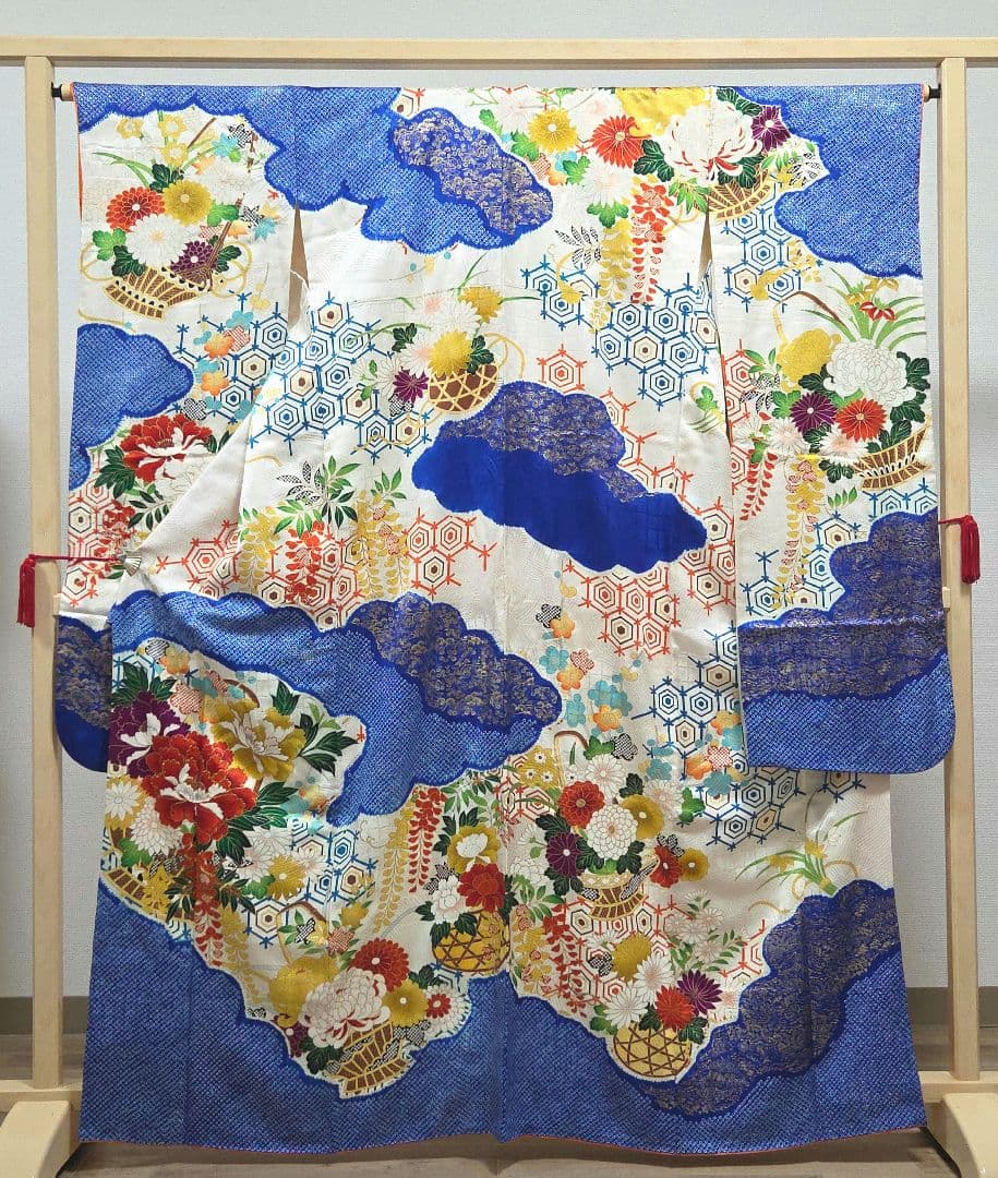 B 美品 豪華 雲取花模様 金駒刺繍 金彩 絞り 正絹 振袖 成人式 着物