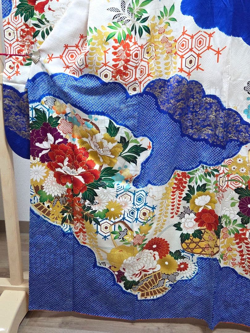 B 美品 豪華 雲取花模様 金駒刺繍 金彩 絞り 正絹 振袖 成人式 着物
