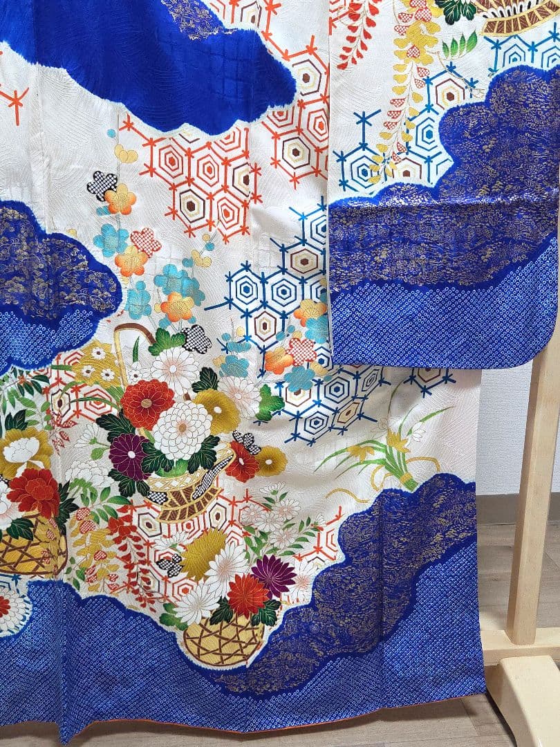 B 美品 豪華 雲取花模様 金駒刺繍 金彩 絞り 正絹 振袖 成人式 着物
