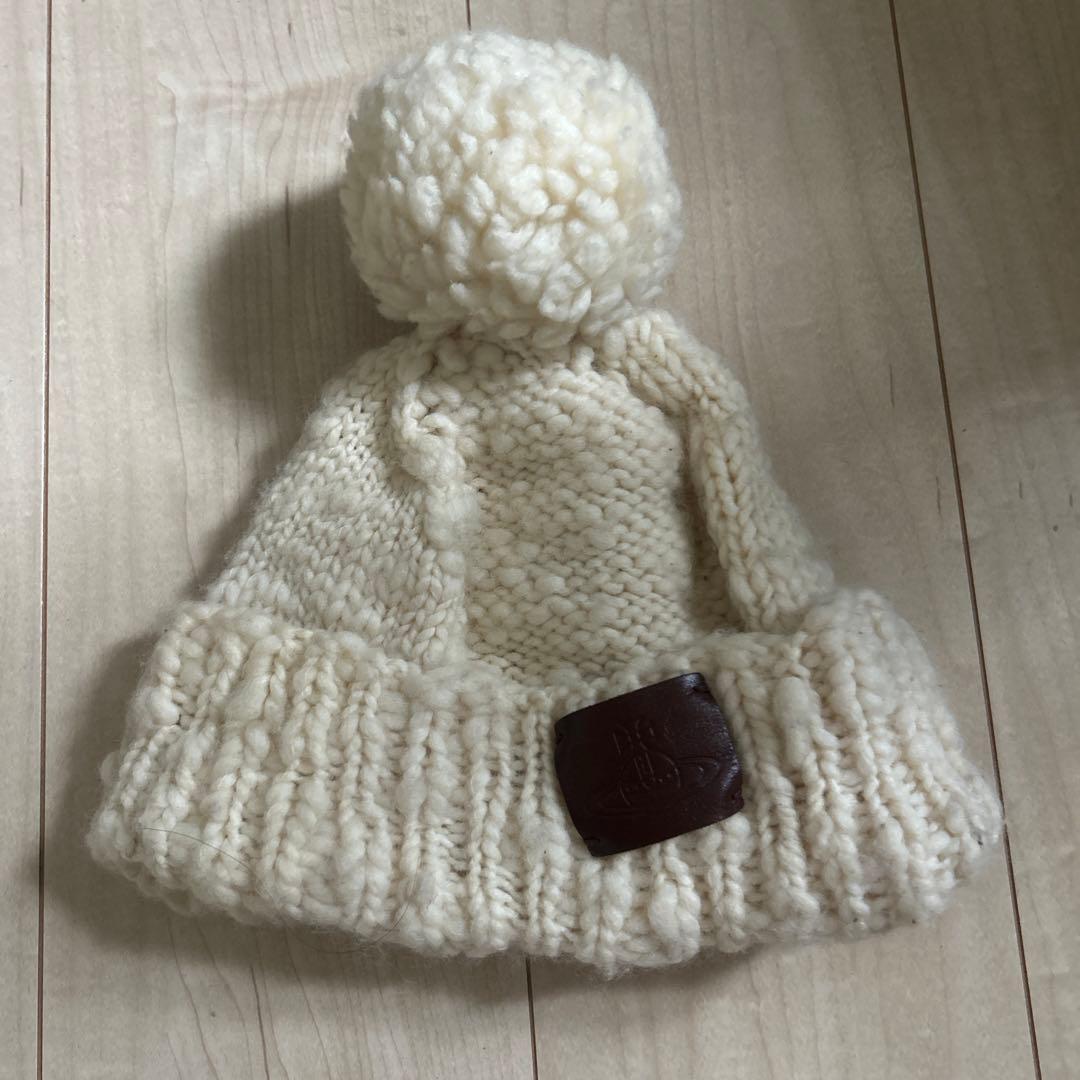ヴィヴィアン　ポンポン付きクリーム色ニット帽