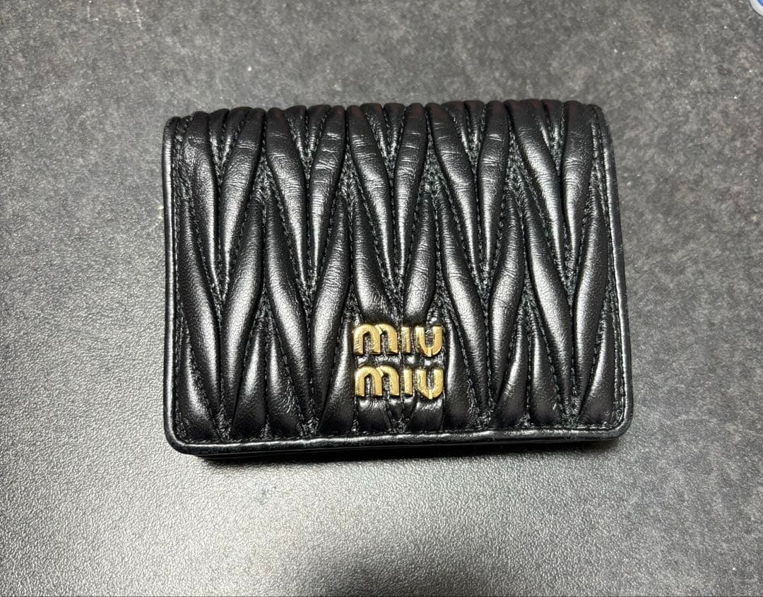 miu miu ブラックレザー 二つ折り財布