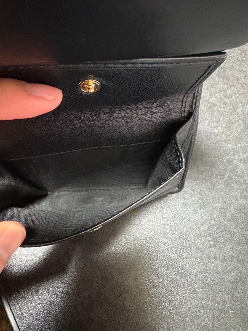 miu miu ブラックレザー 二つ折り財布