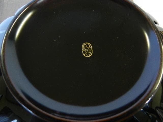 老舗漆器店「象彦」の黒鶴金蒔絵　菊形菓子鉢（幅１９．５㌢、高９．５㌢）