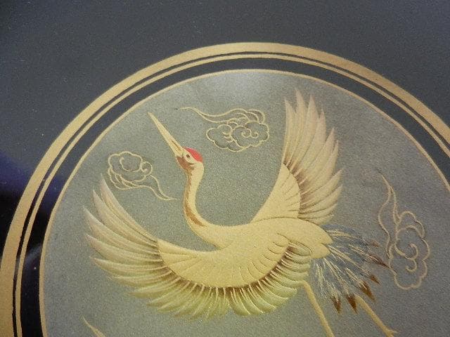 老舗漆器店「象彦」の黒鶴金蒔絵　菊形菓子鉢（幅１９．５㌢、高９．５㌢）