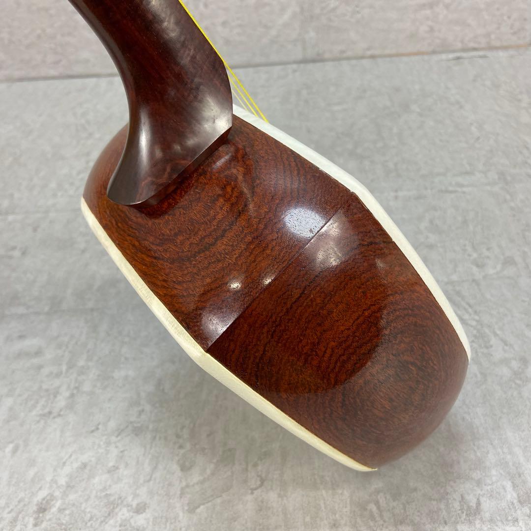 中棹地唄三味線　子持ち綾杉胴　棹紅木　沈みトチ　2枚溝金細　K刻印　総桐ケース