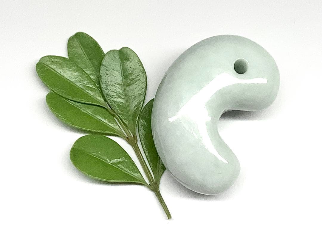 ⭕️日本一安価お値段に自信あり白糸魚川翡翠勾玉*ジェダイト　外部鑑定機関鑑別書‼️