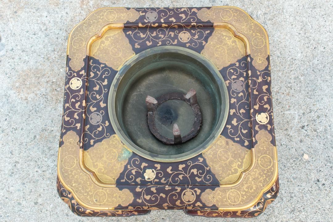 【中古】M▽大名火鉢 唐木 三葉葵 蒔絵 葵文 編笠無し 紫檀枠火鉢 (A02)