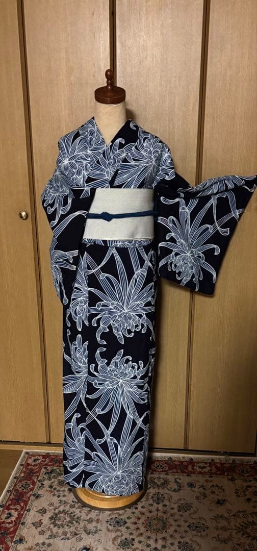 注染浴衣　本藍染　筒がき？　 ダイナミックな乱菊文様　雰囲気のある浴衣です。