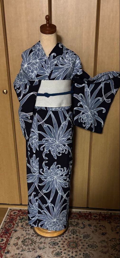 注染浴衣　本藍染　筒がき？　 ダイナミックな乱菊文様　雰囲気のある浴衣です。