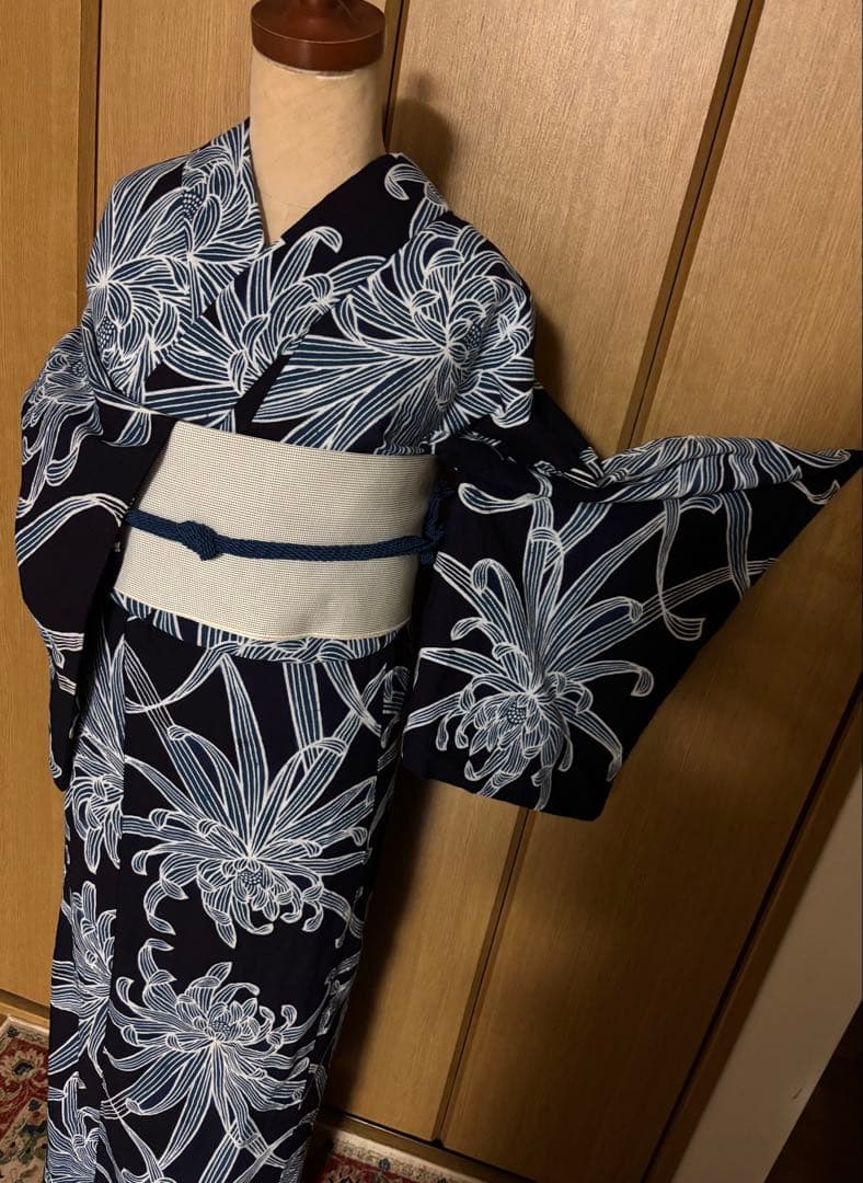 注染浴衣　本藍染　筒がき？　 ダイナミックな乱菊文様　雰囲気のある浴衣です。