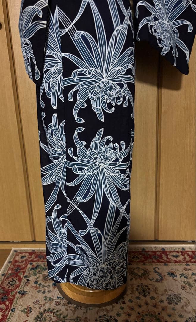 注染浴衣　本藍染　筒がき？　 ダイナミックな乱菊文様　雰囲気のある浴衣です。