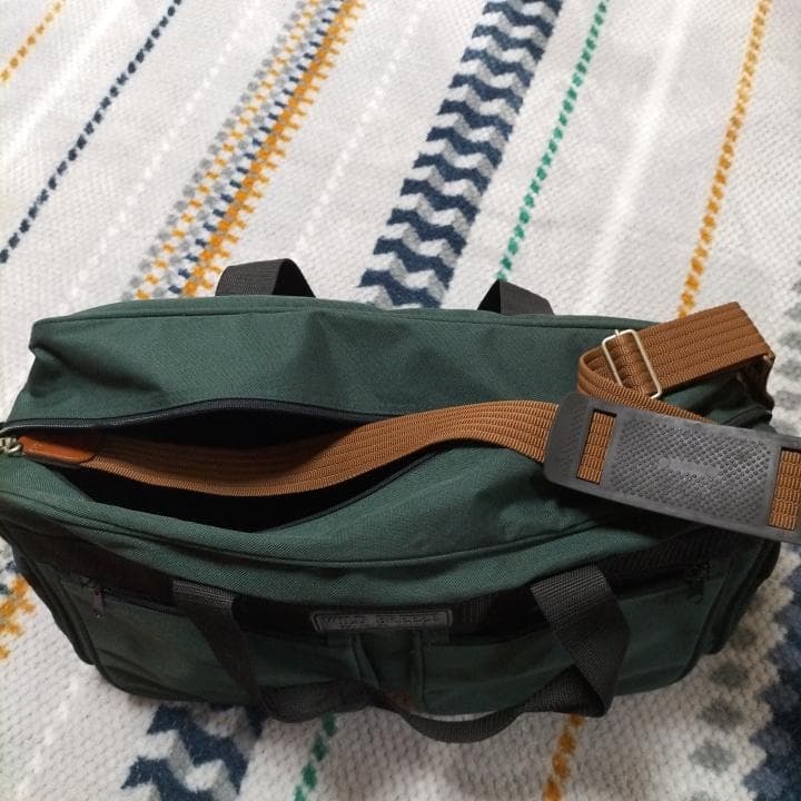 大きな旅行バッグ　緑　ショルダー付