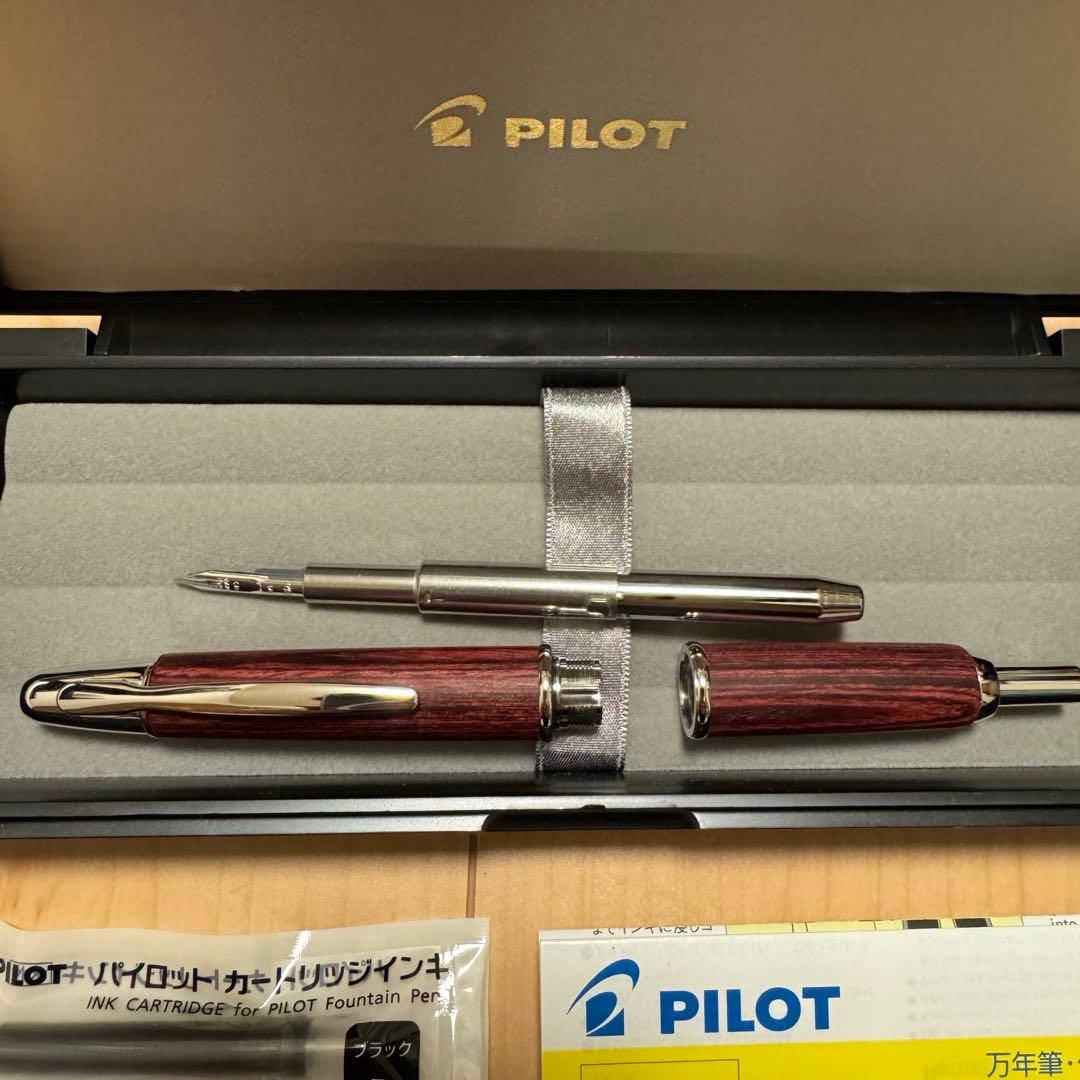 PILOT CAPLESS キャップレス　木軸　ディープレッド　中字M