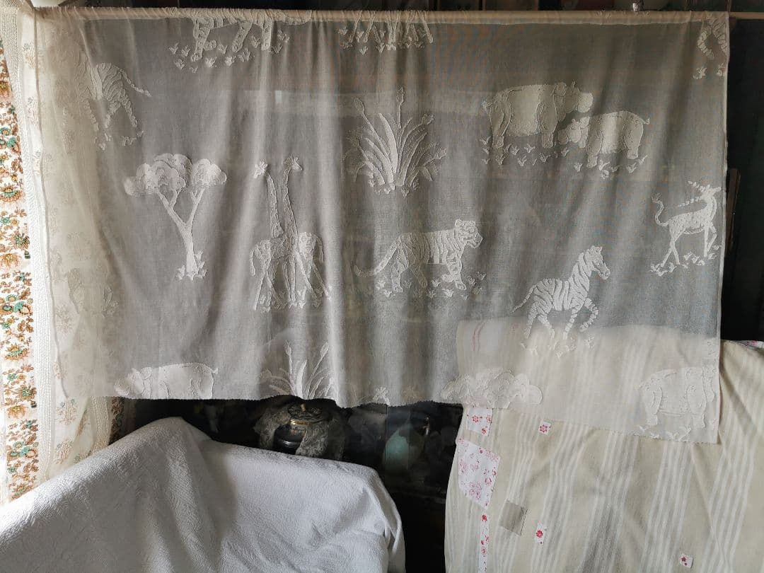 アンティーク マドラスレース サファリ 動物の楽園 カーテンパネル アイボリー