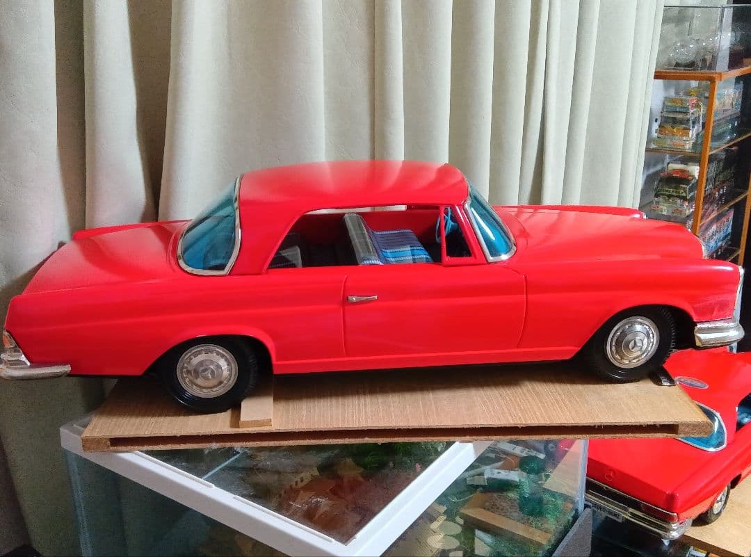 Mercedes-Benz 300SE レッド 1/18