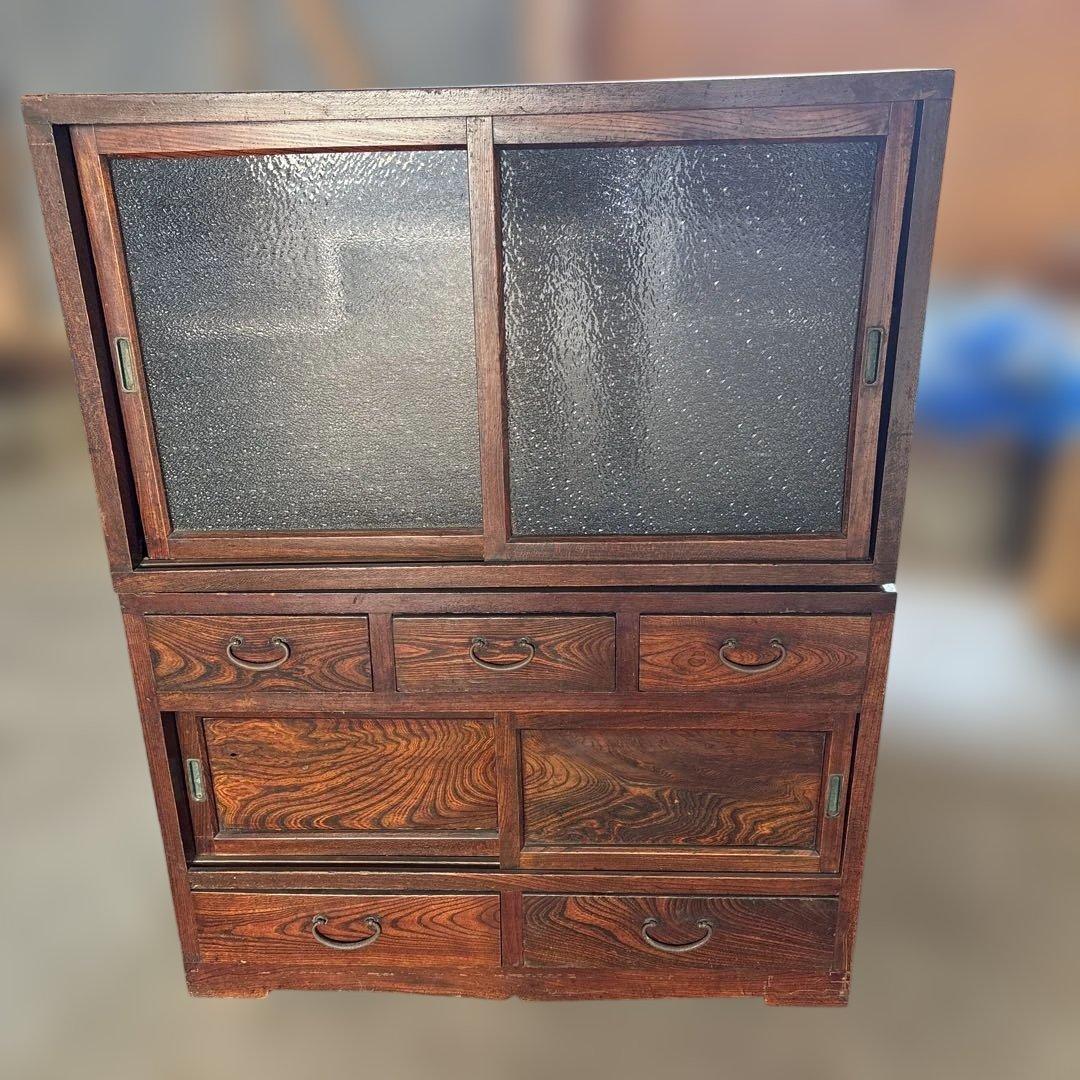 伝統的な日本の木製箪笥　昭和ガラス